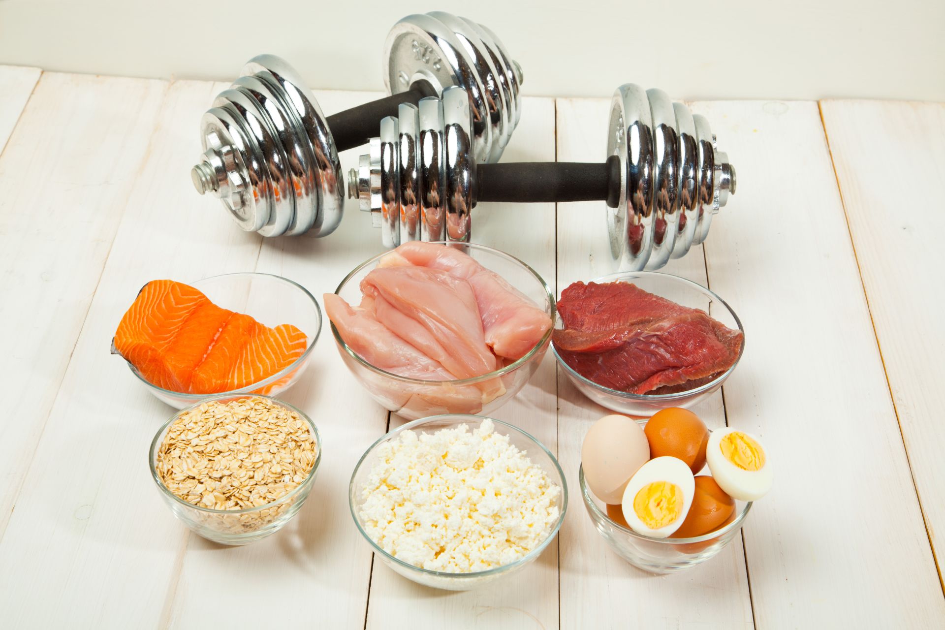 Produkty zawierające dużą ilość białka: twaróg, pierś, jajka i inne