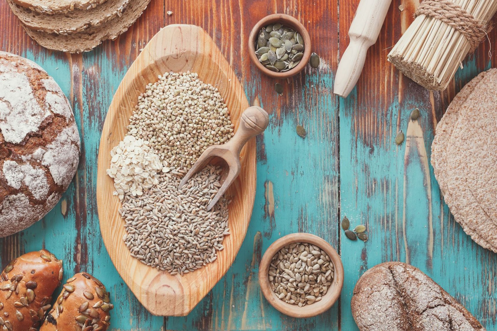Pełnoziarniste produkty zbożowe na drewnianym stole