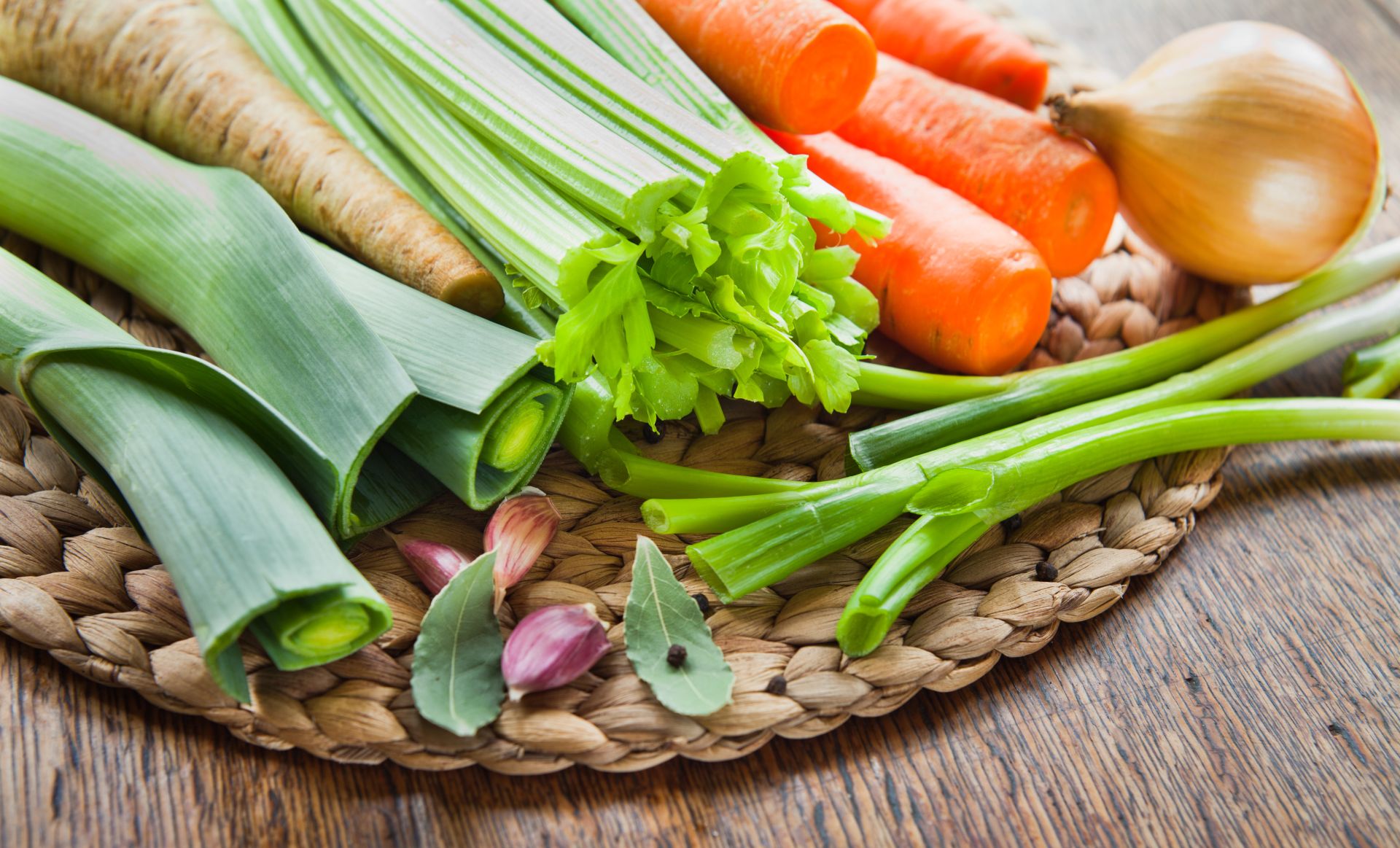 Warzywa cebulowe: cebula, seler, czosnek, marchewka i inne